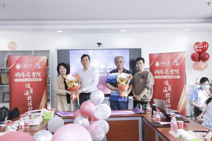 2003届、2013届员工毕业二十周年、十周年返校座谈会现场图2给教师代表献花